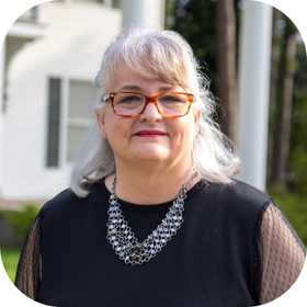 Instructional Technologist for UL Lafayette Online pictured in front of Whittington House. 